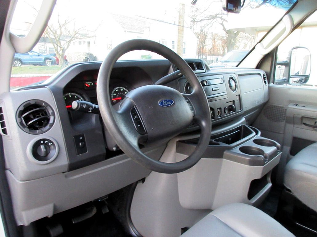 2016 Ford Econoline E-350 image 5