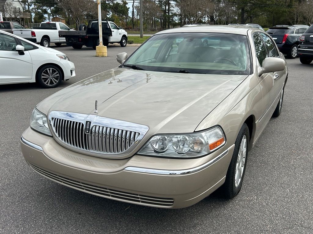 2009 Lincoln Town Car Signature Limited image 0