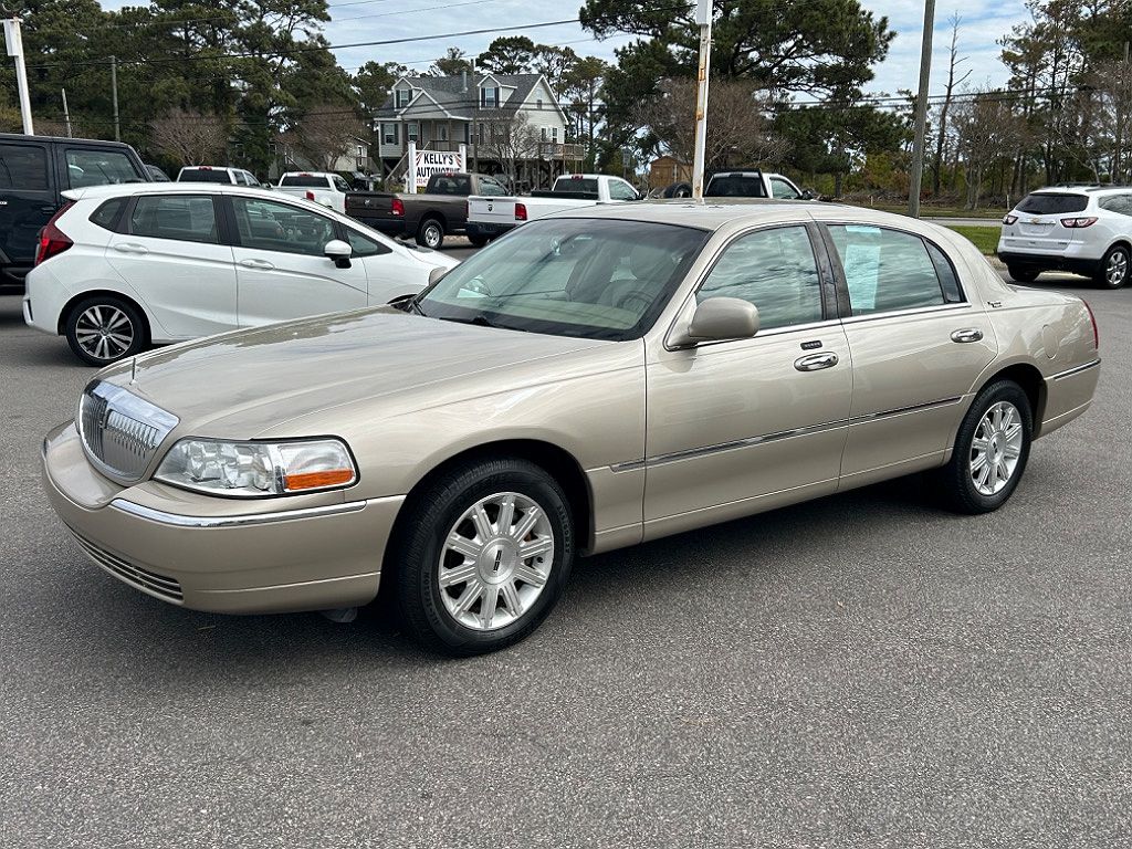 2009 Lincoln Town Car Signature Limited image 1
