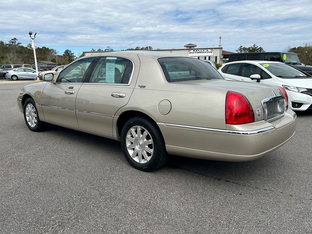 2009 Lincoln Town Car Signature Limited image 3