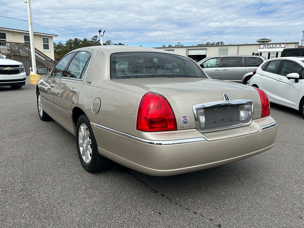 2009 Lincoln Town Car Signature Limited image 4