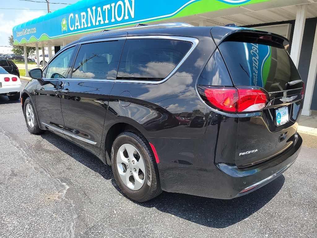 2017 Chrysler Pacifica Touring-L image 3