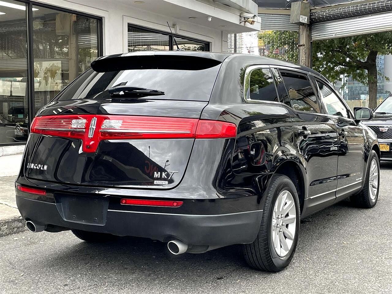 2019 Lincoln MKT Livery image 6
