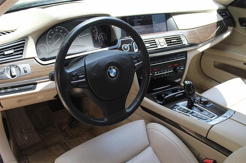 2010 BMW 7 Series 750Li xDrive image 2