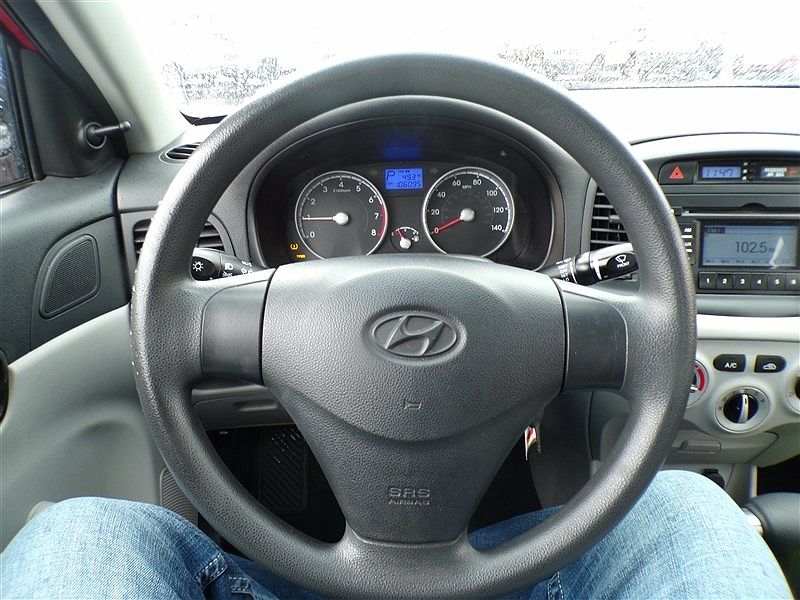 2011 Hyundai Accent GLS image 19