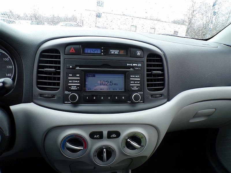 2011 Hyundai Accent GLS image 21