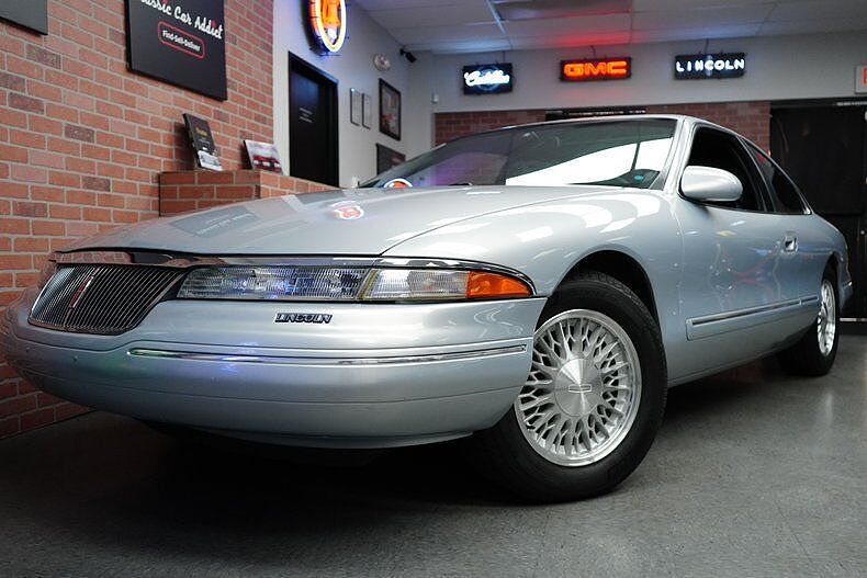 1993 Lincoln Mark Series VIII image 2