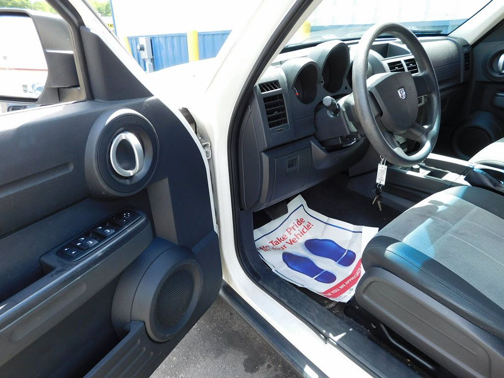 2008 Dodge Nitro SXT image 5