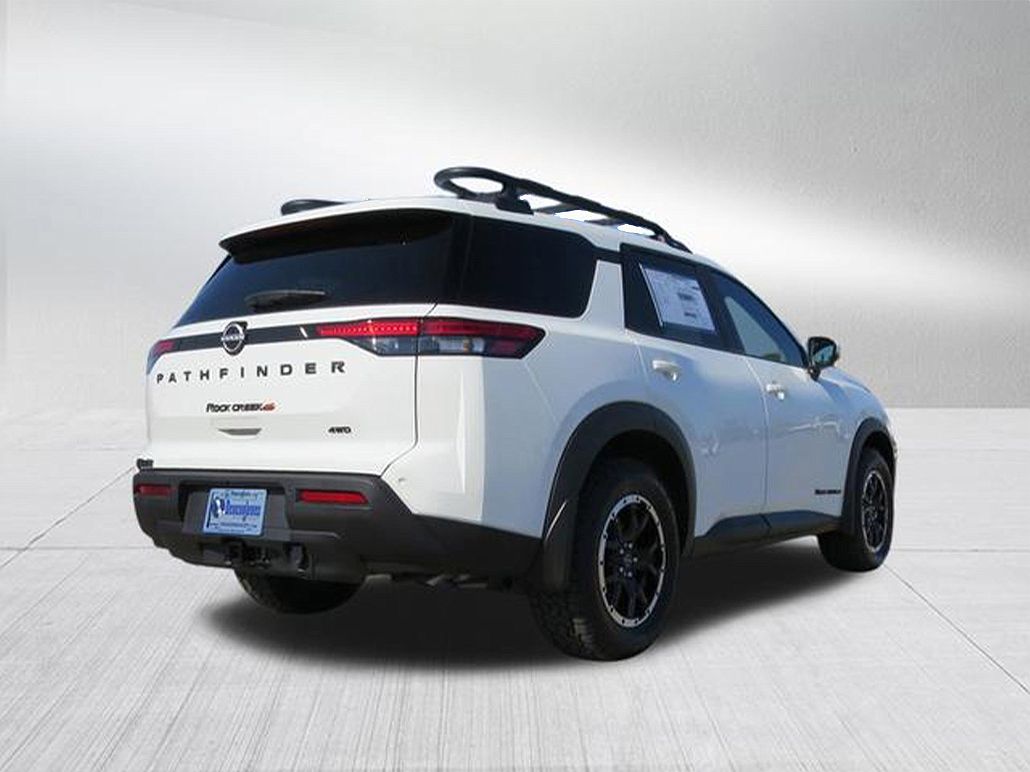 2024 Nissan Pathfinder SV image 2