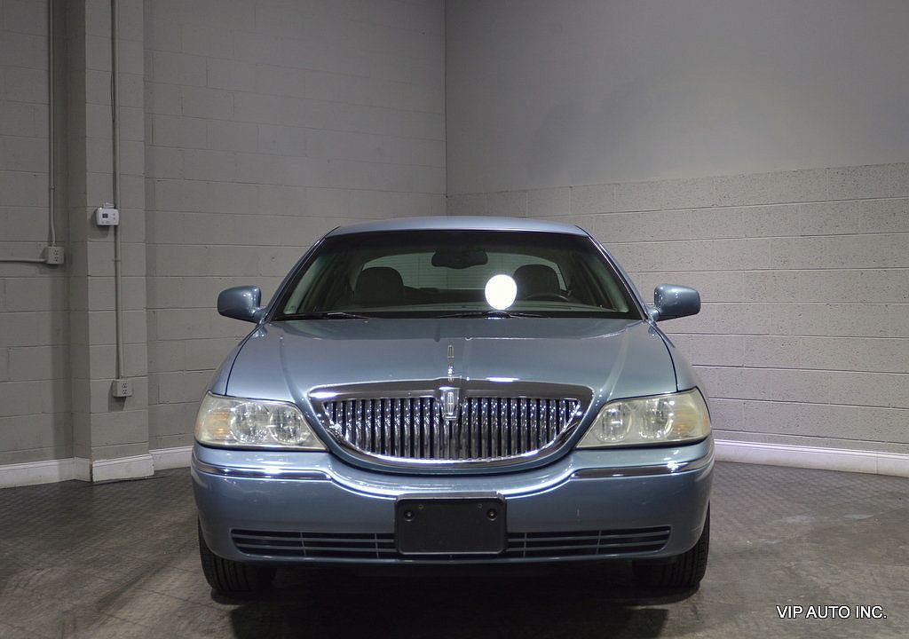 2003 Lincoln Town Car Executive image 4