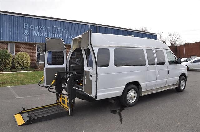 2009 Ford Econoline E-250 image 0