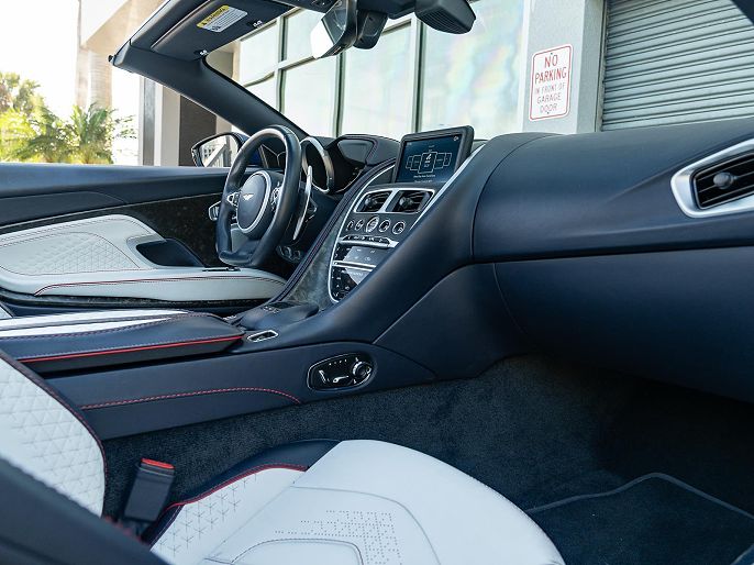 2022 Aston Martin DBS
