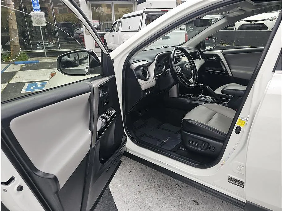 2016 Toyota RAV4 Limited Edition image 2
