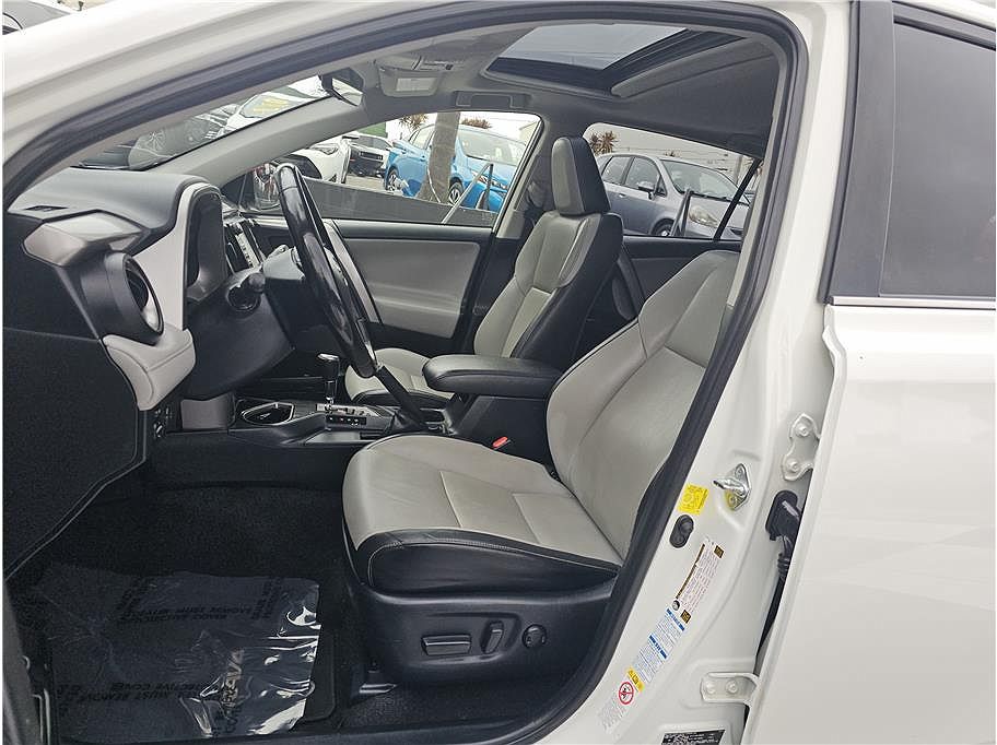 2016 Toyota RAV4 Limited Edition image 3