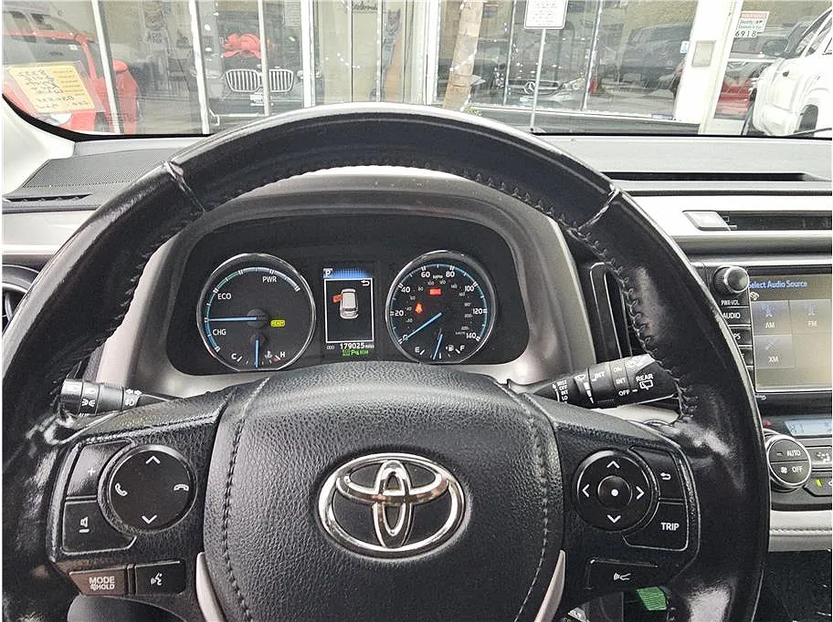 2016 Toyota RAV4 Limited Edition image 4
