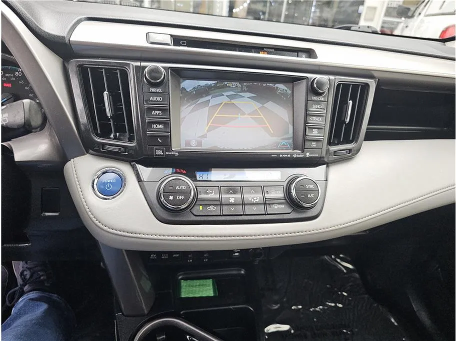 2016 Toyota RAV4 Limited Edition image 5
