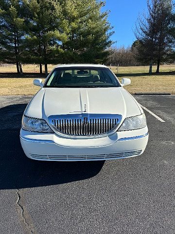 2006 Lincoln Town Car Signature Limited image 2
