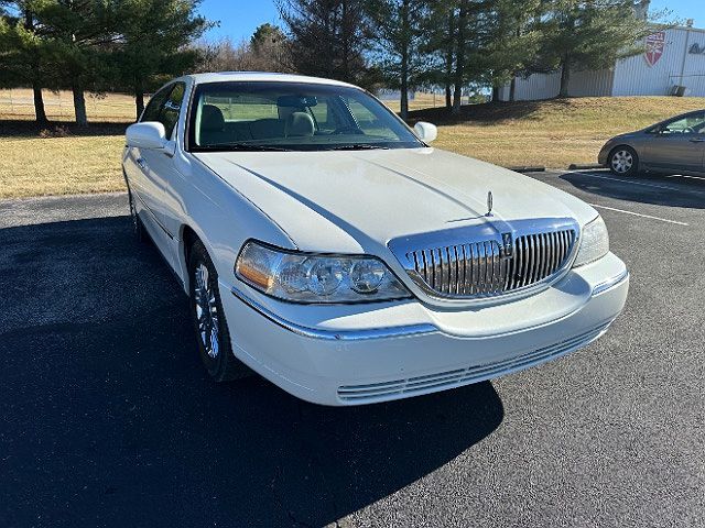 2006 Lincoln Town Car Signature Limited image 3