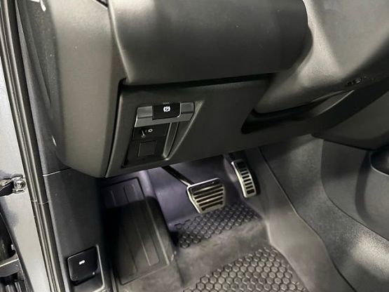 2023 Land Rover Defender 110 V8 photo 11