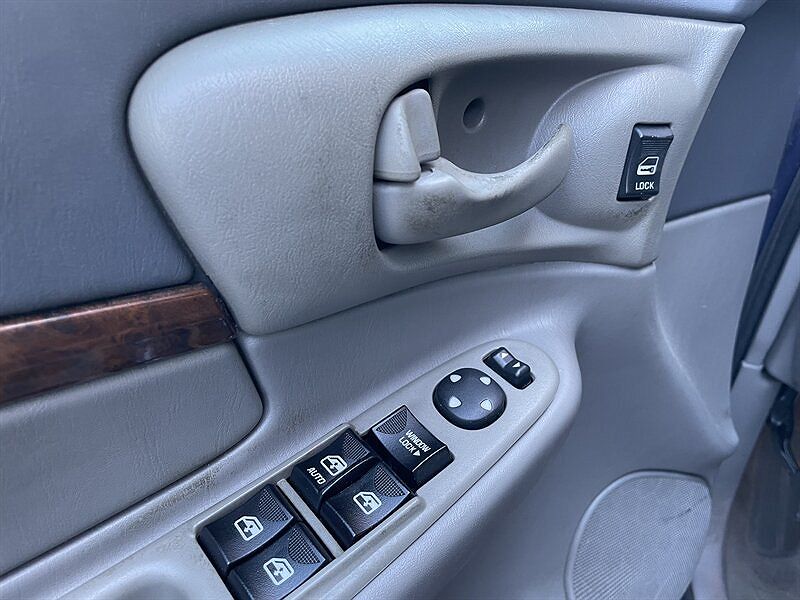 2005 Chevrolet Impala Base image 21