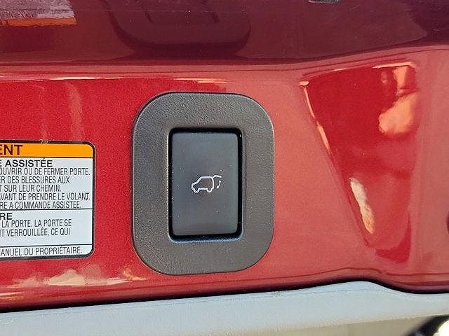 2017 Toyota Sienna SE image 34