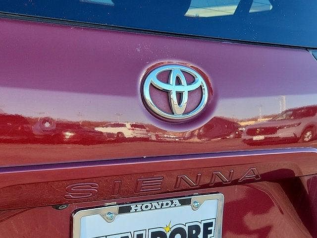 2017 Toyota Sienna SE image 35