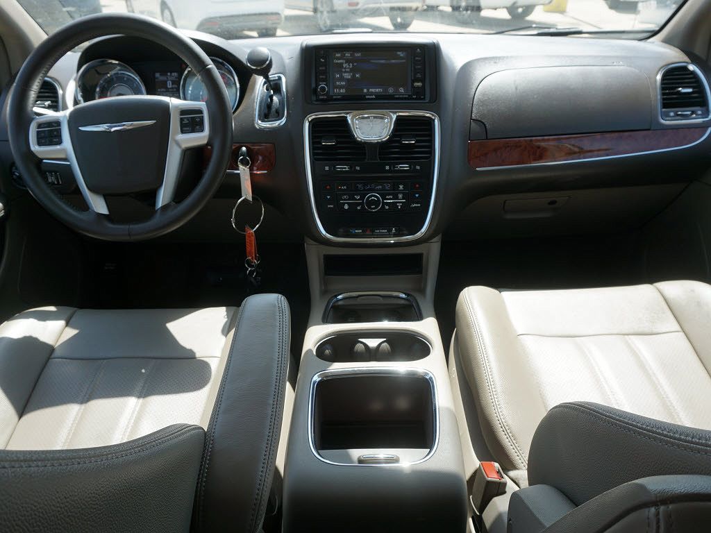 2014 Chrysler Town & Country Touring image 7