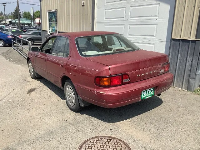 1995 Toyota Camry DX image 2