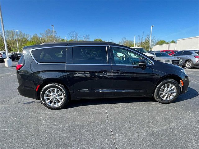 2022 Chrysler Pacifica Touring-L image 1