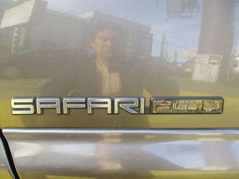 1999 GMC Safari SLE image 23