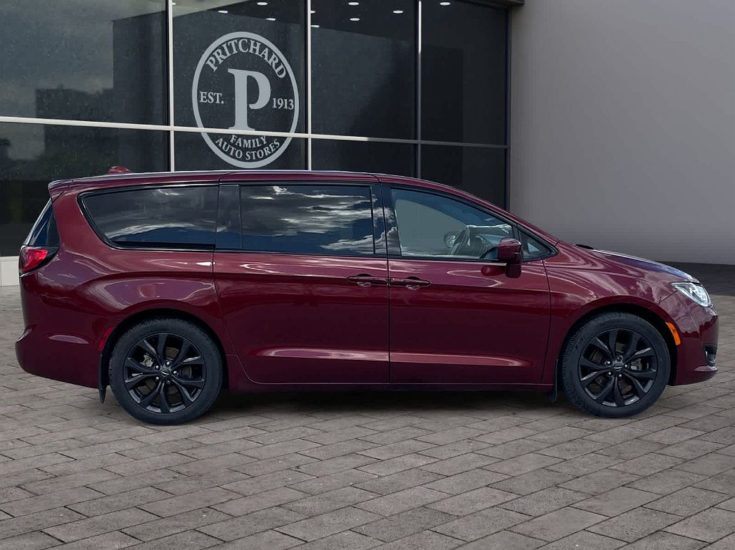 2020 Chrysler Pacifica Touring image 3