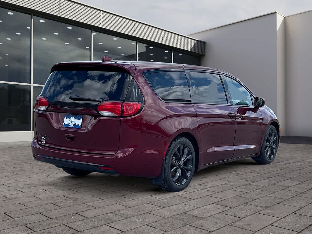 2020 Chrysler Pacifica Touring image 4