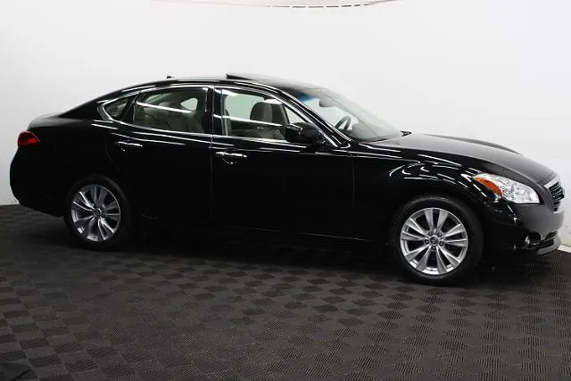 2011 Infiniti M56