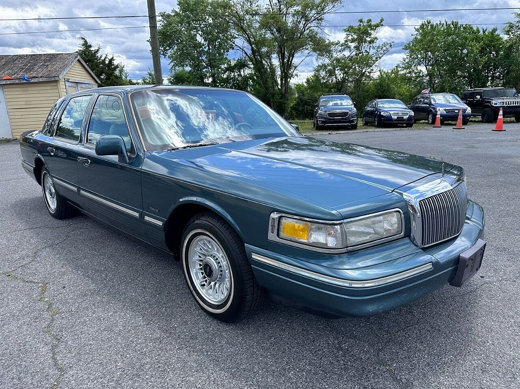 1996 Lincoln Town Car Signature image 2