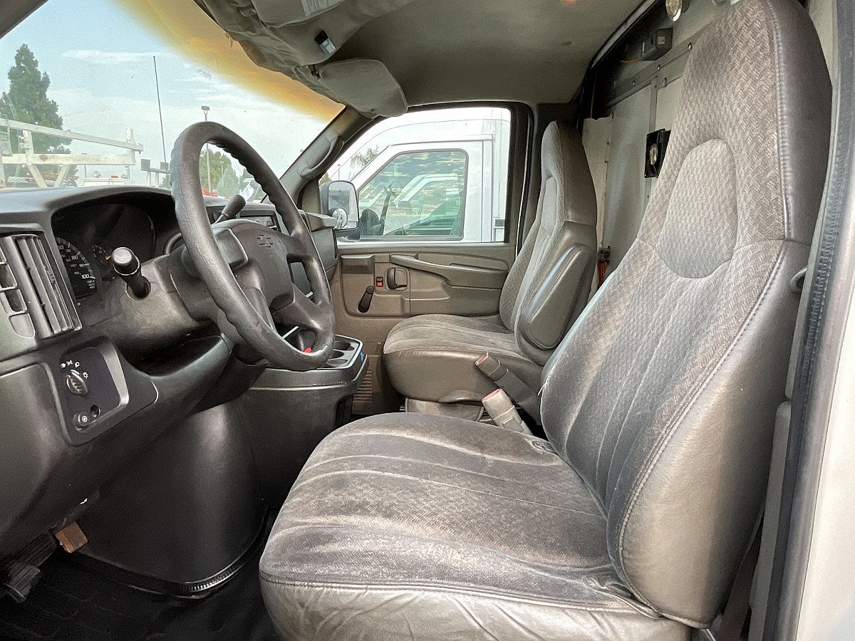 2004 Chevrolet Express 3500 image 8