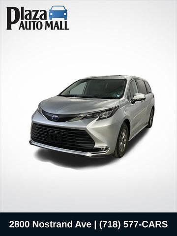 2021 Toyota Sienna XLE image 0