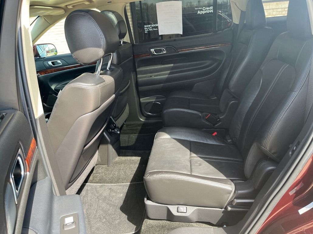 2019 Lincoln MKT null image 3