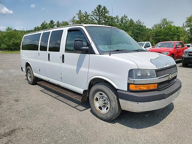 2011 Chevrolet Express 3500 image 2