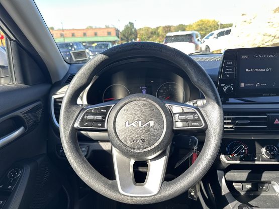 2023 Kia Seltos LX photo 2