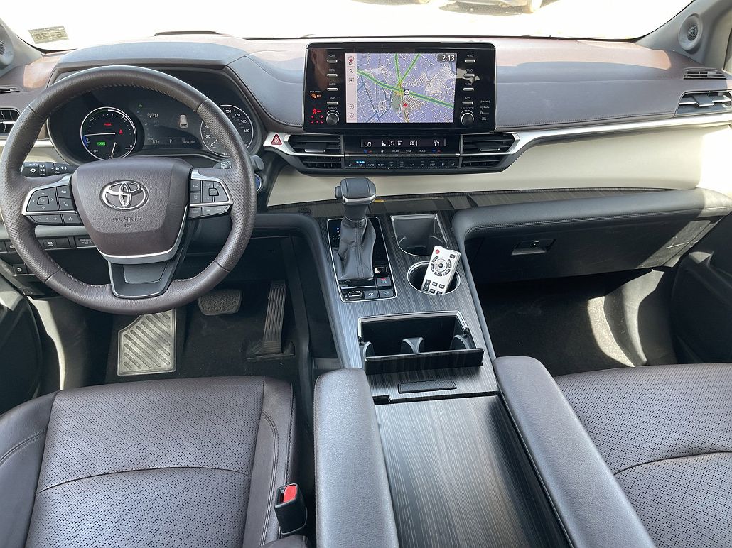 2021 Toyota Sienna Platinum image 3
