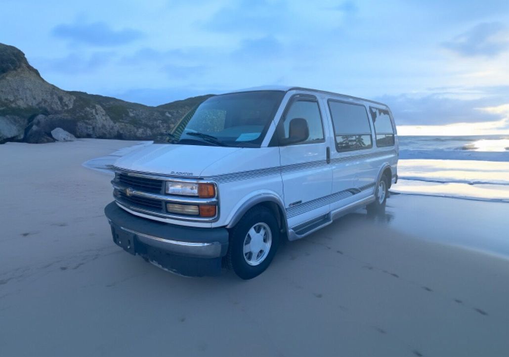 1996 Chevrolet Express 1500 image 2