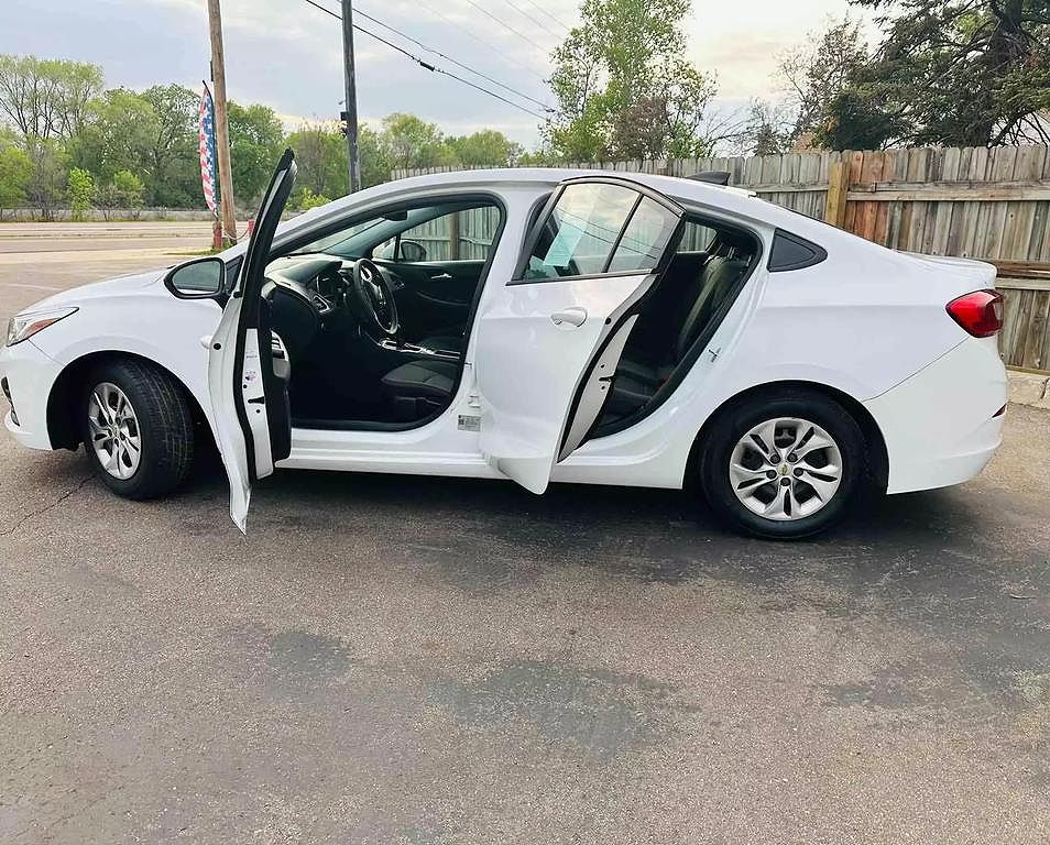 2019 Chevrolet Cruze LS image 3