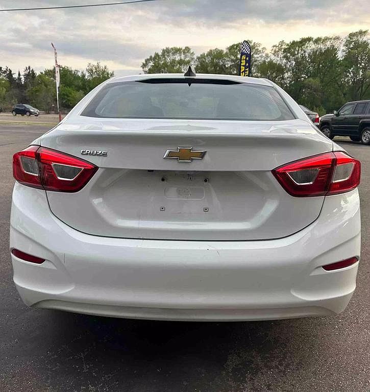 2019 Chevrolet Cruze LS image 4