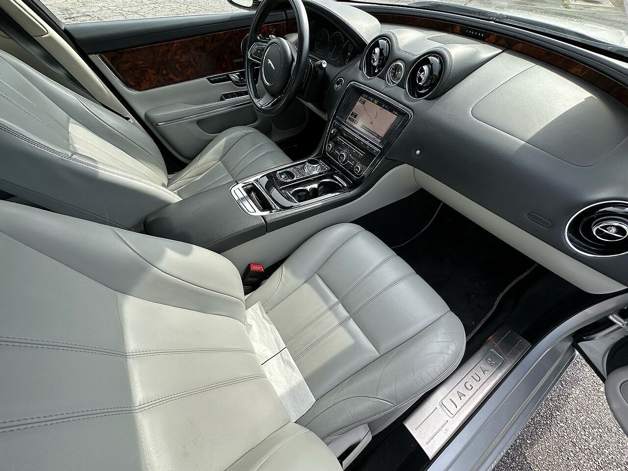 2013 Jaguar XJ Base image 9
