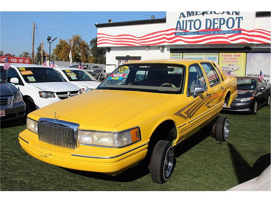 1993 Lincoln Town Car Signature image 1