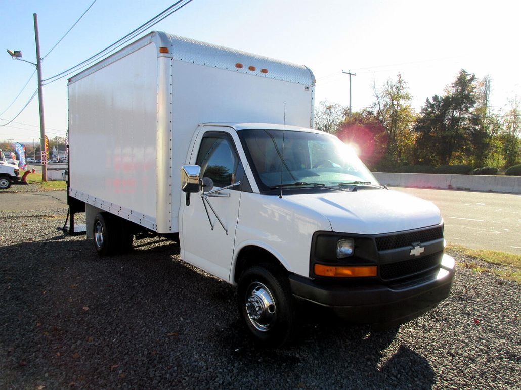 2004 Chevrolet Express 3500 image 2