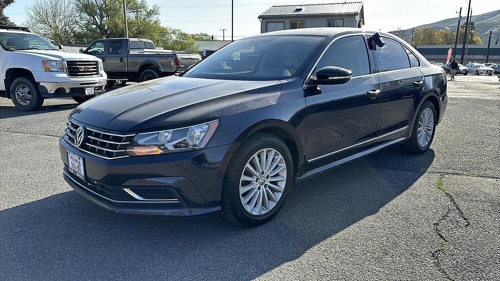 2017 Volkswagen Passat SE image 0