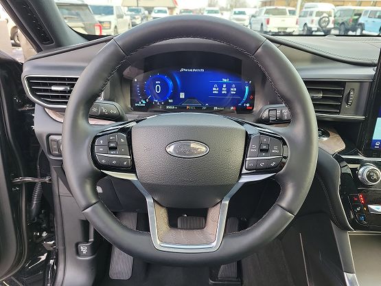 2022 Ford Explorer Platinum photo 4