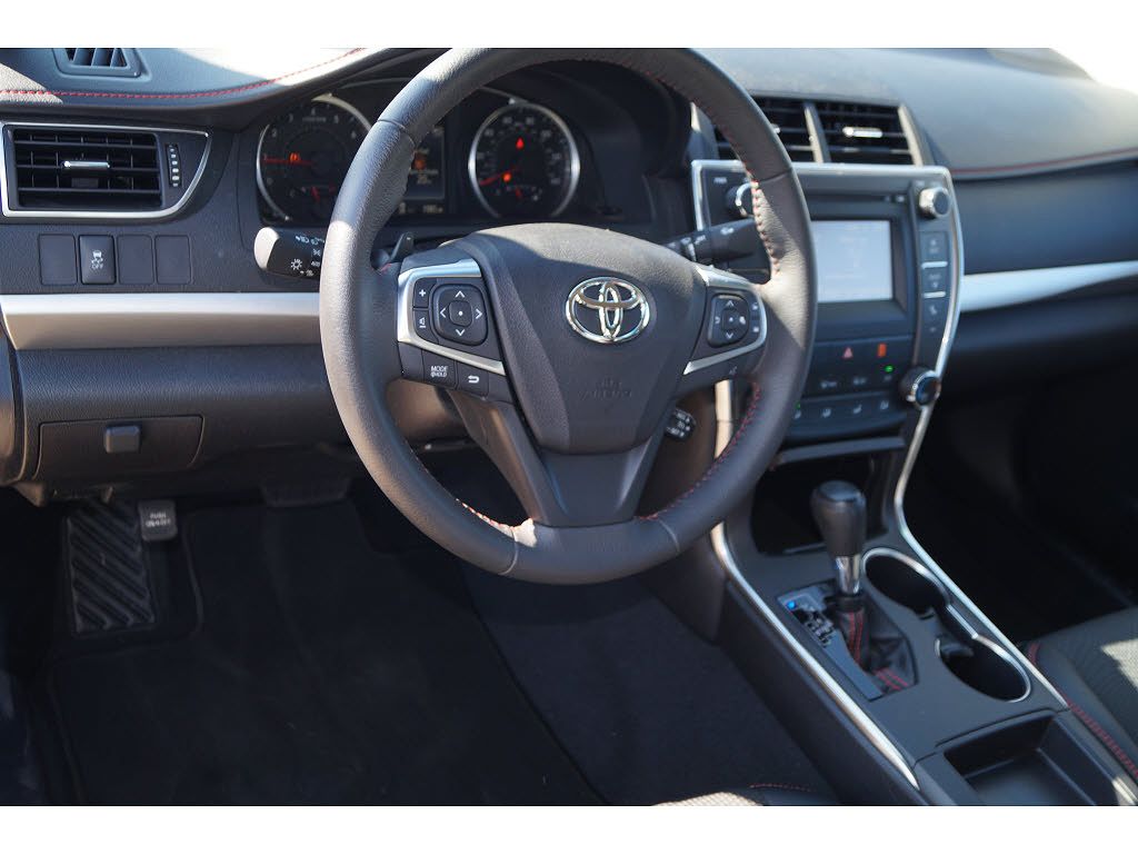 2017 Toyota Camry SE image 9