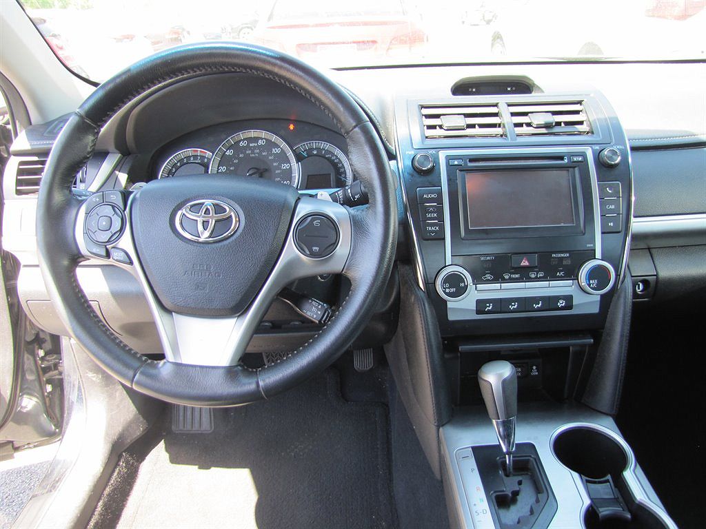 2014 Toyota Camry SE image 9